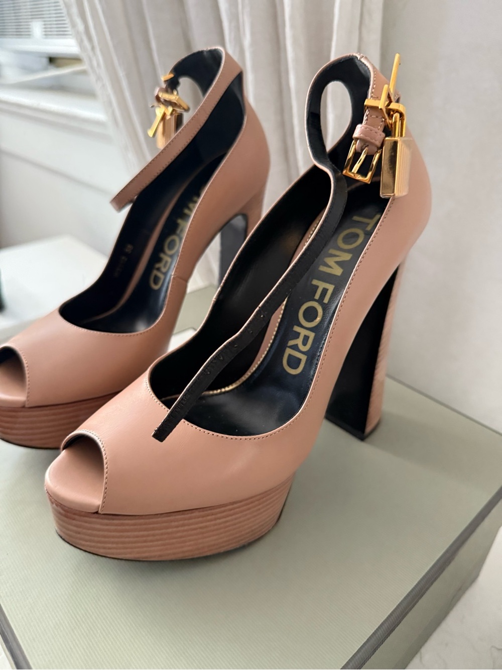 Tom Ford Leather Blush Pink Peep-Toe Platform Pumps with Locks - 38